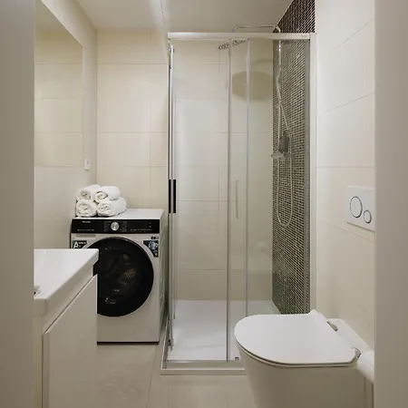 Korunni Modern In A Beautiful Historic Building شقة